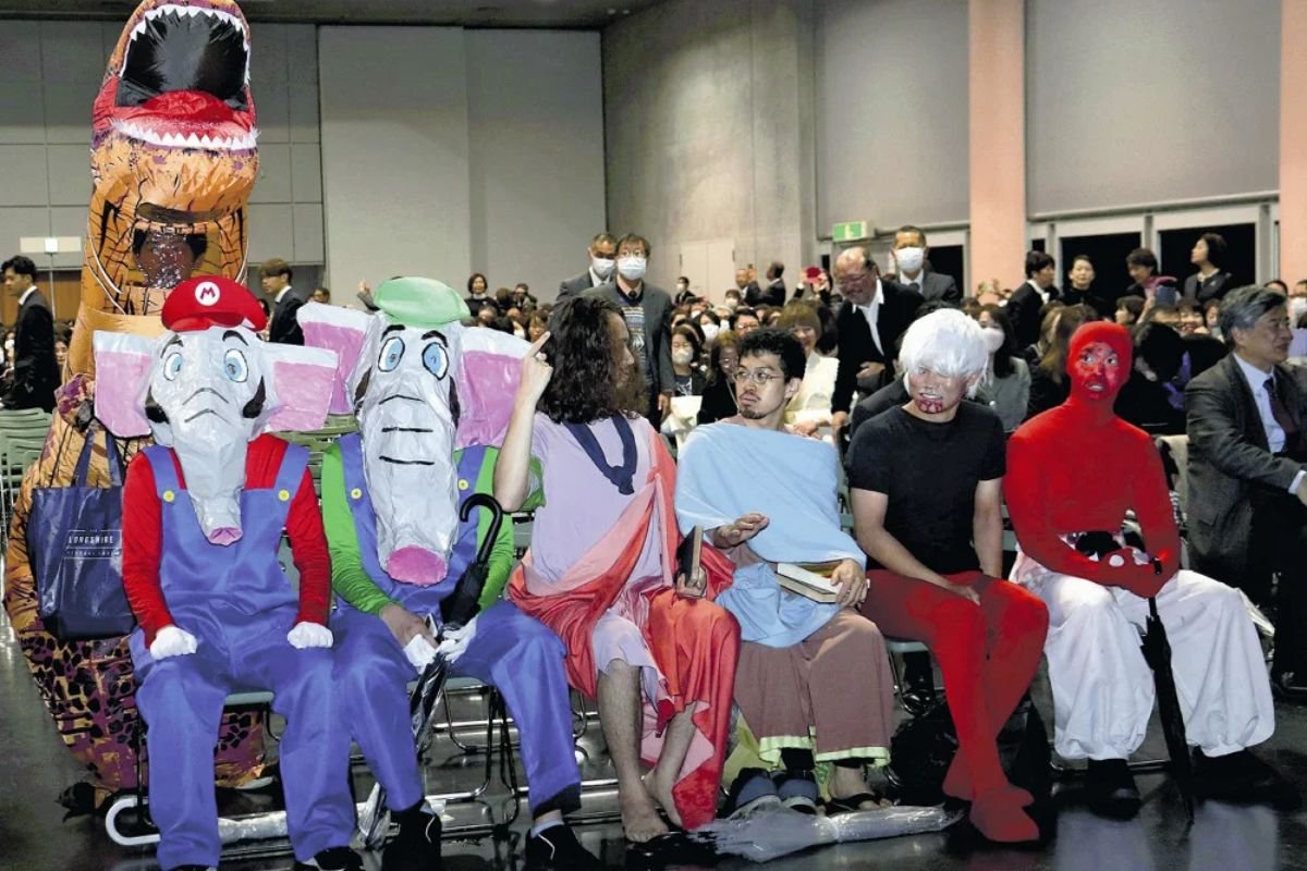 Formandos da Universidade de Kyoto celebram com fantasias de personagens icônicos