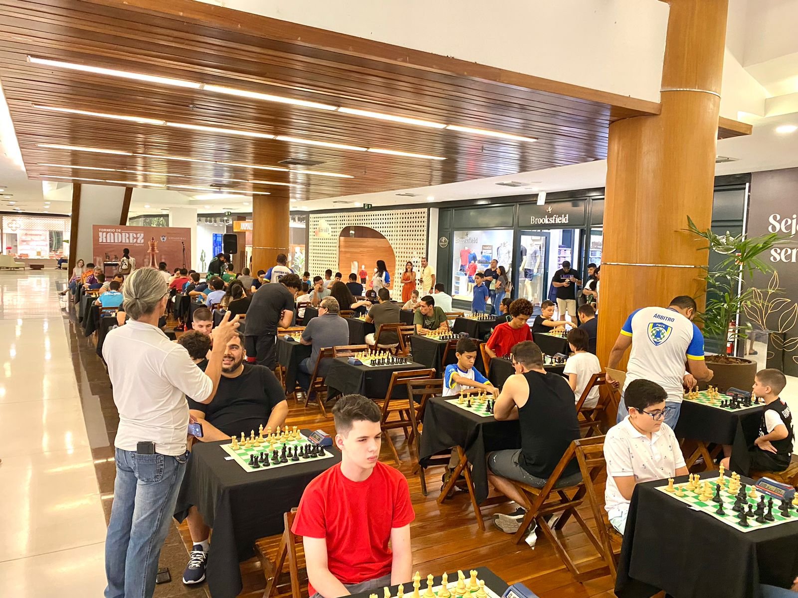 Torneio de xadrez em shopping traz espaço inclusivo para surdos