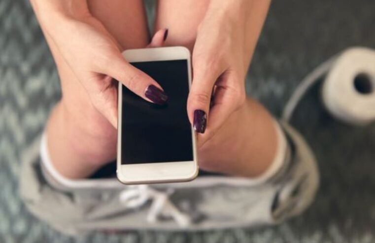 Você leva o celular pro banheiro? Veja os riscos disso