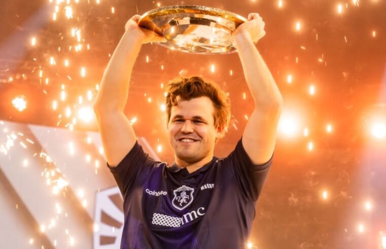 Magnus Carlsen conquista EWC 2025 e faz história no xadrez