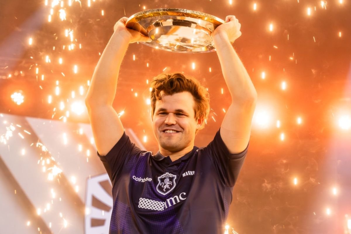 Magnus Carlsen conquista EWC 2025 e faz história no xadrez