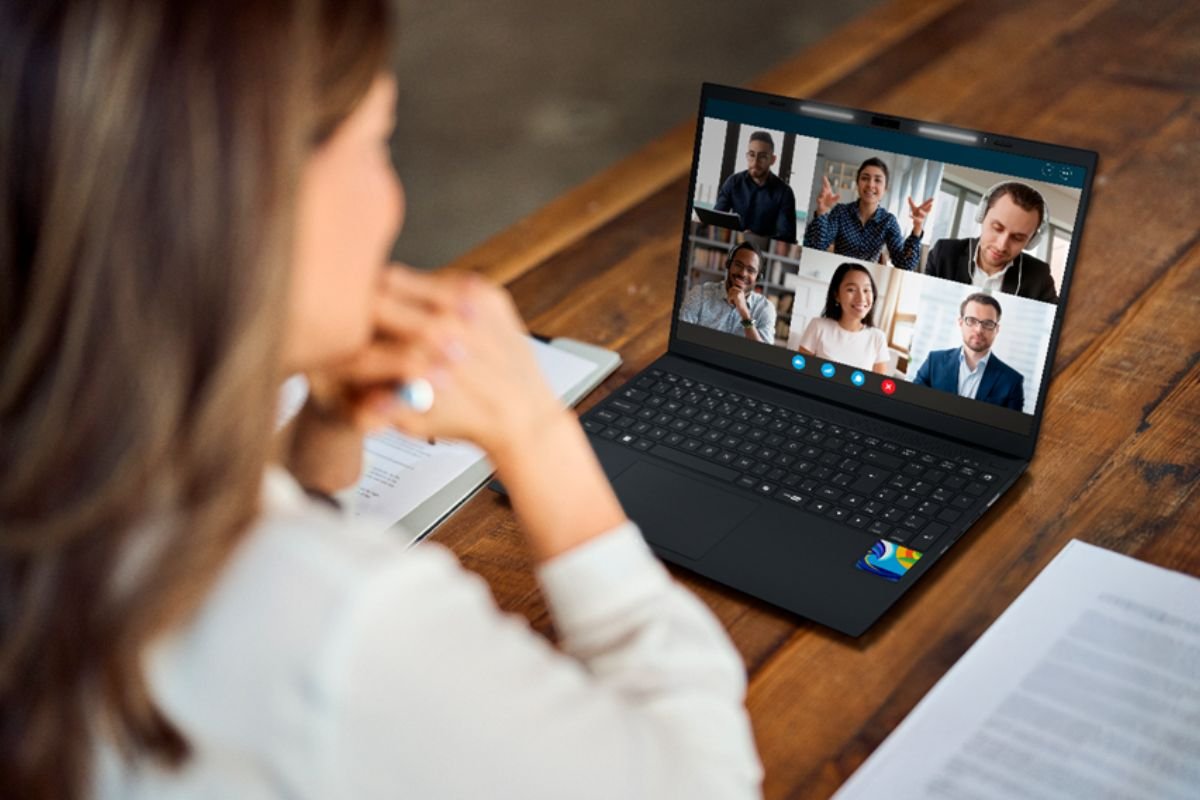Notebook com Minitela e IA: inovação acessível da Positivo Vision