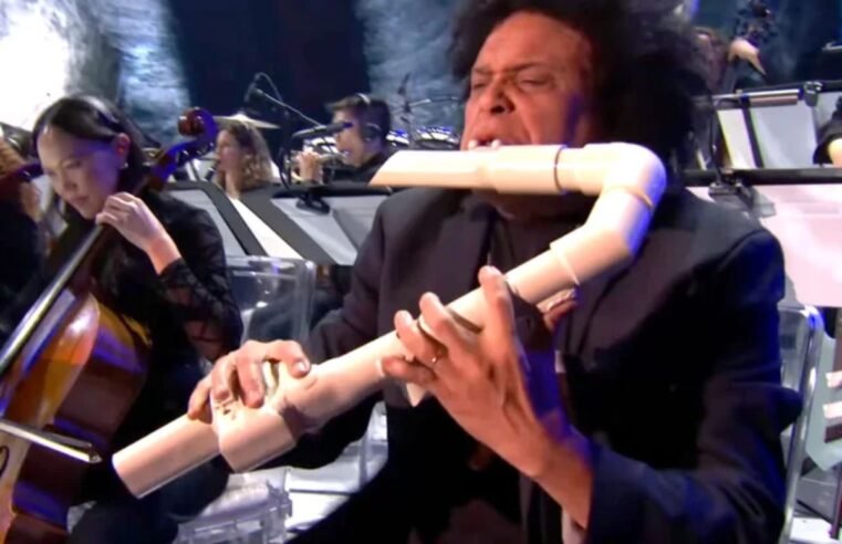 Flauta de PVC no Game Awards 2025 vira destaque nas redes sociais