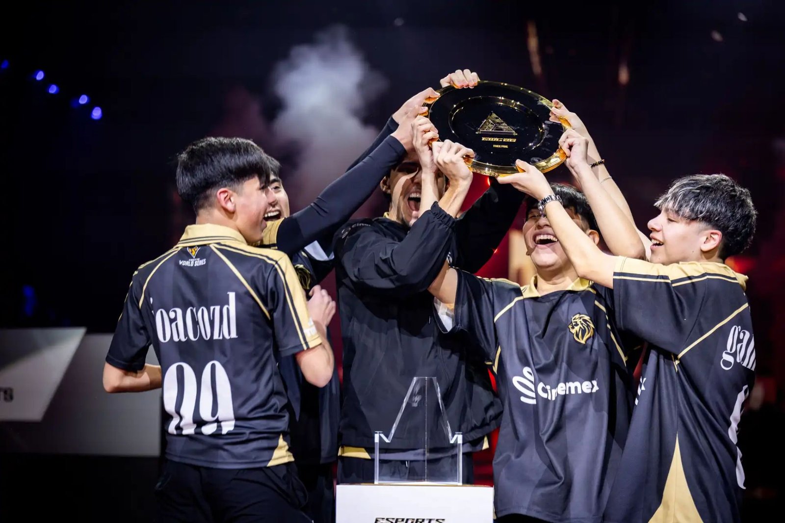LYON conquista título de Free Fire na EWC 2026 após campanha histórica