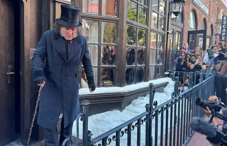 Johnny Depp surpreende fãs na Comic-Con ao divulgar novo filme Ebenezer
