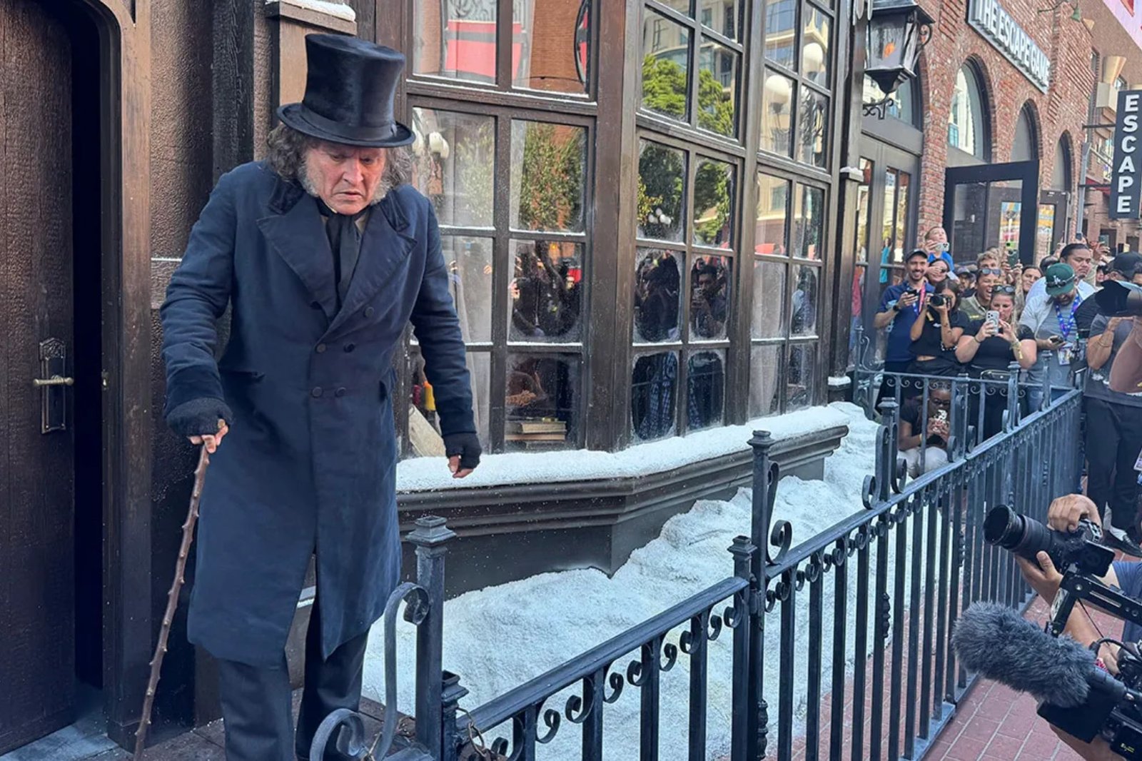 Johnny Depp surpreende fãs na Comic-Con ao divulgar novo filme Ebenezer