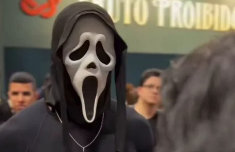 Homem mascarado é alvo de polêmica durante Bienal do Livro de SP