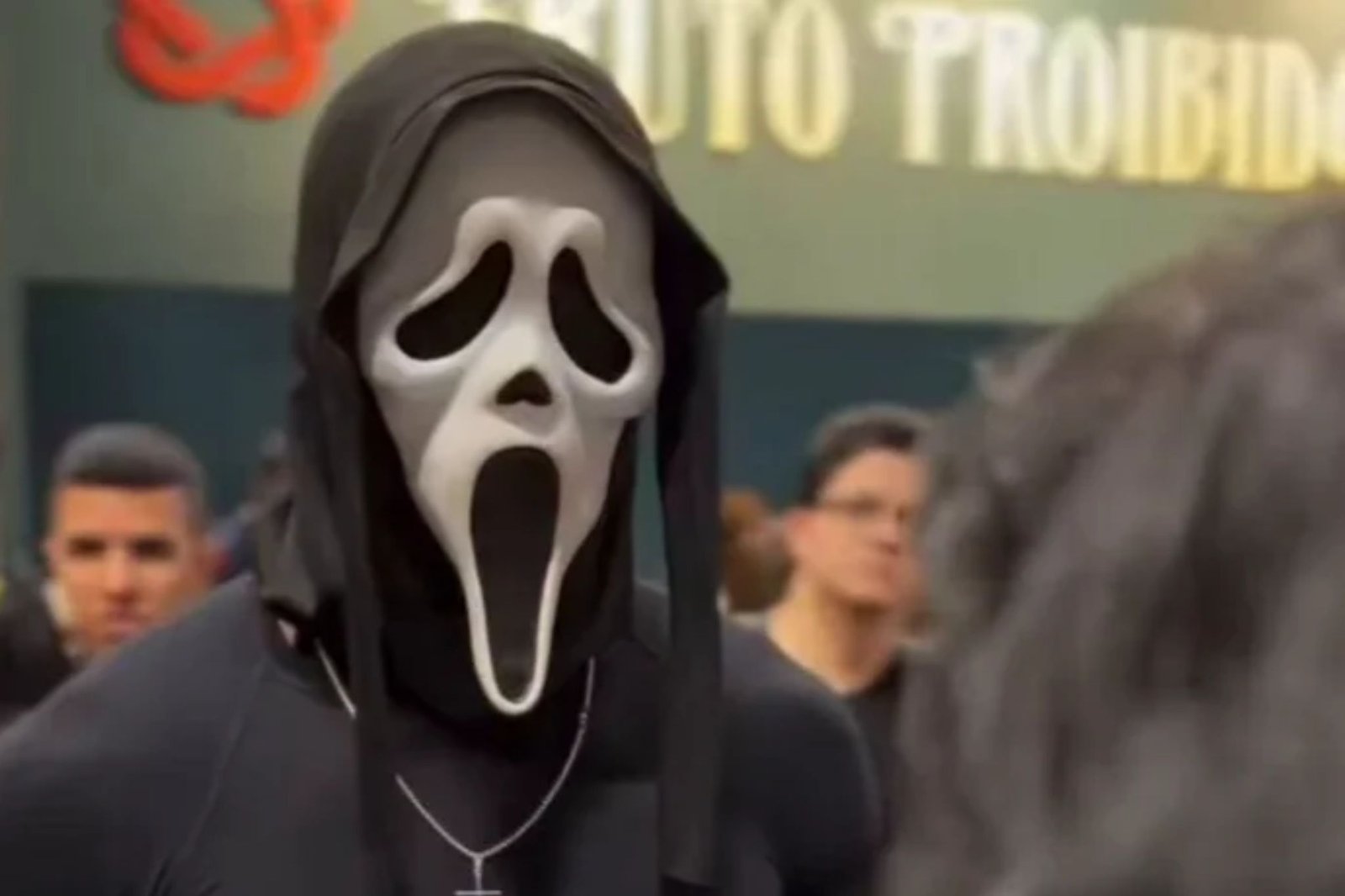 Homem mascarado é alvo de polêmica durante Bienal do Livro de SP